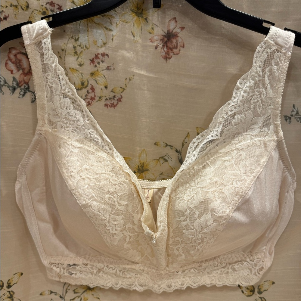 NWOT Rhonda Shear Pullover Pin-Up Girl Lace Leisure Bra 2X Ivory/Cream